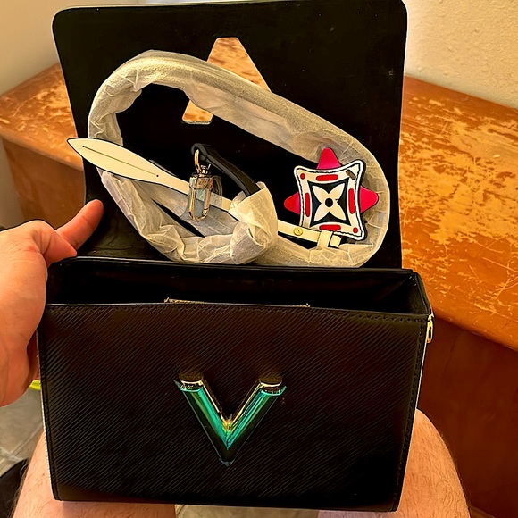 Louis Vuitton Black Leather Twist MM Shoulder Bag - Picture 3 of 11